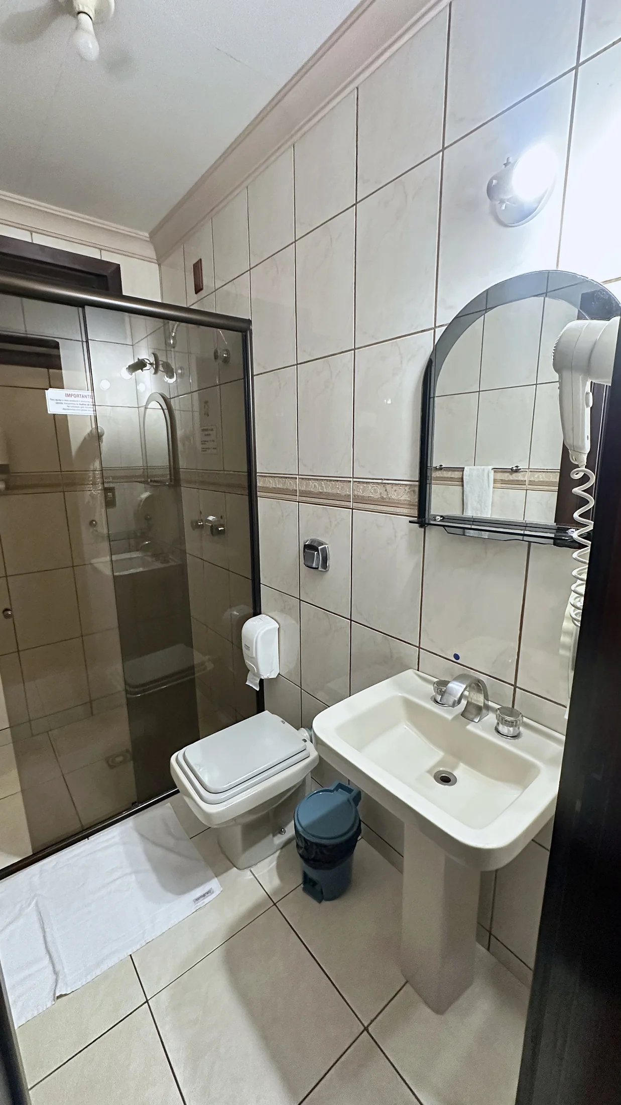Banheiro completo de uma acomodação do Hotel Beira Rio