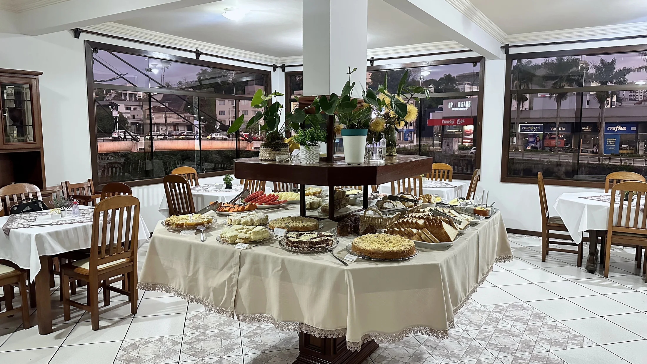 Buffet completo de café da manhã do Hotel Beira Rio